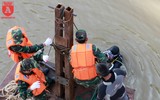 Trục vớt quả bom có sức công phá lớn dưới gầm Long Biên